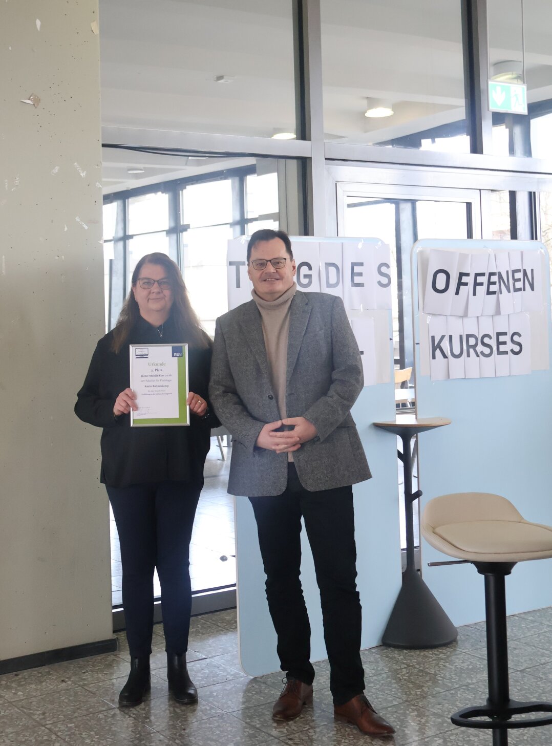 Katrin Bohnenkamp und Dekan Prof. Dr. Christoph Garstka