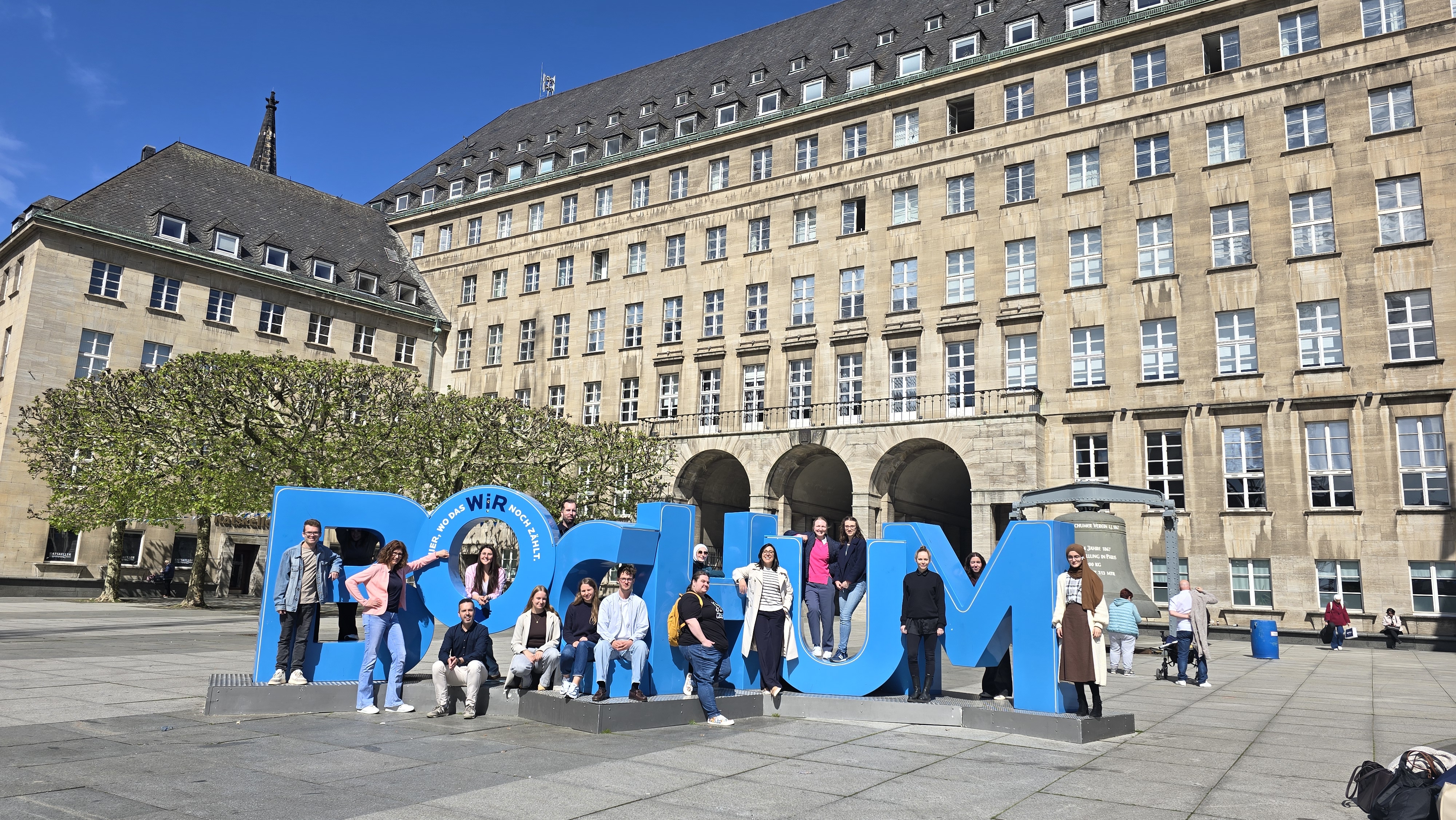 HS Angewandte Linguistic Landscape-Forschung Die Teilnehmenden des HS vor dem Rathaus Bochum